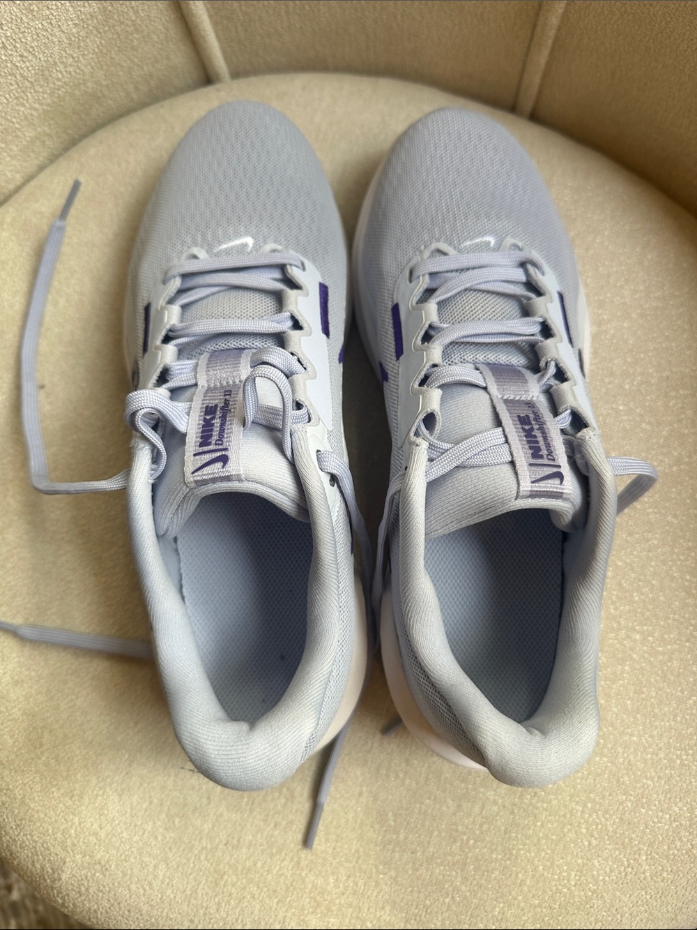Nike Men’s Light Gray Sneakers with Purple Accents